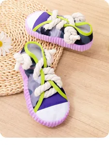 Detailansicht eines langlebigen Hundespielzeugs in Schuhform mit Baumwollseilen.