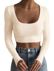 Vue détaillée du crop top blanc à manches longues côtelé avec col rond profond