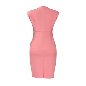 Rückansicht eines eleganten rosa ärmellosen Bleistiftkleids mit Reißverschluss