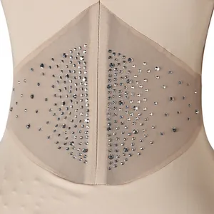 Vista dettagliata delle decorazioni in strass su inserto in rete di un body color carne