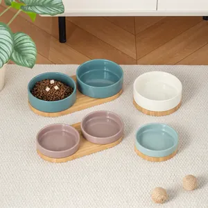 Ciotole in ceramica per animali domestici con supporto in bambù in colori assortiti.