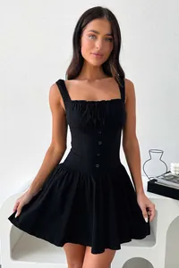 Élégante robe noire sans manches avec corset à boutons et une jupe évasée courte