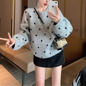 Elegante maglione a pois retrò da donna in morbida maglia grigia, perfetto per l'autunno e l'inverno