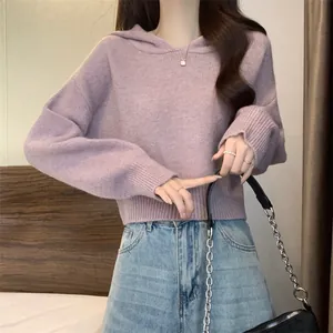 Détail d'un pull à capuche court en maille violette douce avec une coupe décontractée chic.