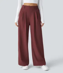 Vorderansicht einer eleganten weinroten Hose mit hohem Bund, weitem Bein und Falten
