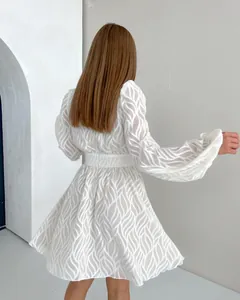 Elegantes weißes Jacquard-Minikleid mit Laternenärmeln und gerafften Taillendetails