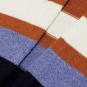 Detalle macro de cárdigan de punto a rayas multicolores, textura de calidad