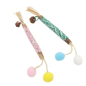 Natürliche Matatabi-Kaustäbe für Katzen mit Raffia, Gallfrucht und bunten Plüsch-Pompons