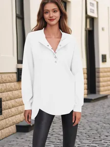 Stijlvol casual wit damesshirt met lange mouwen, knoopsluiting en onregelmatige zoom
