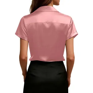 Rückansicht der eleganten rosa Satin-Kurzarmbluse mit Kragen für professionellen Look