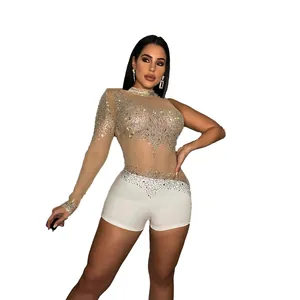 Dettaglio di un body sexy monospalla con strass scintillanti per abbigliamento da club.