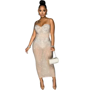 Elegante abito midi longuette trasparente con strass e sottili spalline a tubino.