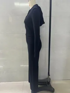 Vista laterale di un set felpa nera aderente con cappuccio e pantaloni casual coordinati