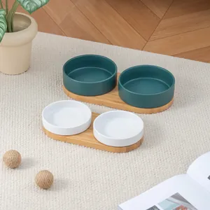 Modernes Set aus doppelten Keramiknäpfen mit natürlichem Bambustablett für Haustiere