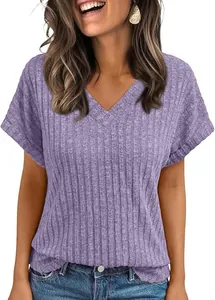 Detailopname van paars geribbeld dames-T-shirt met V-hals