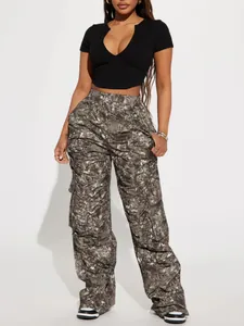 Κοντινή λήψη σέξι μαύρου crop top με βαθύ V λαιμόκοψη και παντελόνι παραλλαγής cargo.