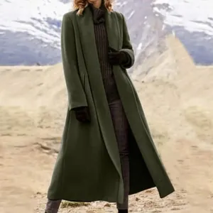 Vista completa de un elegante abrigo de lana verde oscuro en un paisaje alpino