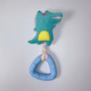 Primo piano del giocattolo per cani a forma di coccodrillo in peluche con anello in gomma