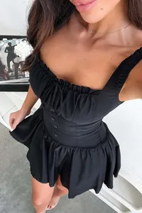Gros plan d'une mini-robe noire sans manches avec buste froncé et détails boutonnés
