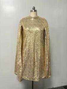 Een close-up van de gouden pailletten en de unieke cape mouwen van deze mini jurk.