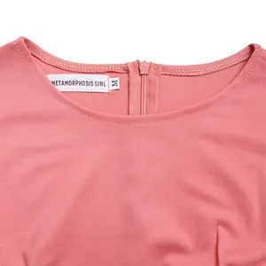 Detailansicht von Ausschnitt und Reißverschluss des rosa Kleides mit Größenetikett.