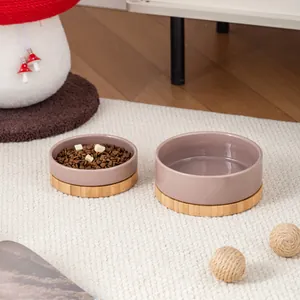 Ciotole in ceramica rosa polvere minimaliste con basi in bambù su un tappeto bianco