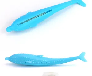 Dettaglio del giocattolo per gatti in silicone blu a forma di delfino con erba gatta