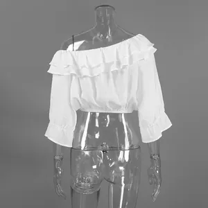 Détail du dos d'une blouse blanche courte à épaules dénudées avec volants et taille