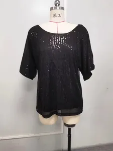 Vue détaillée d'un haut à manches courtes à paillettes noires pour femmes sur mannequin