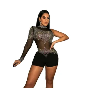 Body sexy in rete nera con strass scintillanti e un dettaglio di manica a una spalla.
