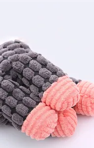 Gros plan détaillé de la texture pelucheuse 3D sur un jouet doux pour chien gris et rose