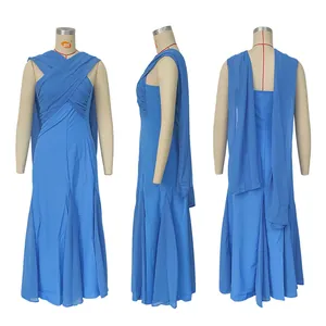Vues détaillées sous trois angles d'une robe longue en mousseline bleu ciel sans manches.