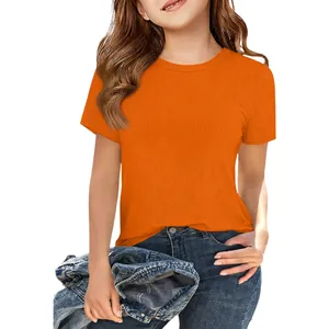 Detail van een levendig oranje geribbeld T-shirt met korte mouwen voor meisjes en een ronde hals.