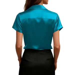 Elegante Rückansicht einer türkisfarbenen Satinbluse mit kurzen Ärmeln und glattem Stoff.