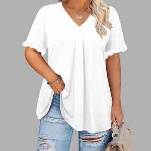 Detalle del elegante escote en V y el diseño de las mangas con volantes de la blusa blanca.