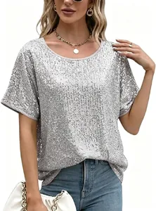 Détail de la texture à paillettes argentées sur ce haut décontracté chic à manches courtes.