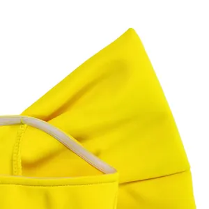 Macro del fiocco giallo su un top a fascia con bordo antiscivolo di alta qualità