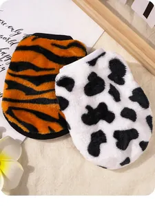 Primer plano de chalecos de forro polar grueso para cachorros y gatitos, tigre y vaca