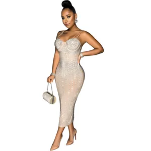 Vista dettagliata dell'abito aderente nude con spalline sottili e strass all-over