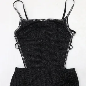Gros plan d'un body en maille pailletée noire avec strass et découpes latérales