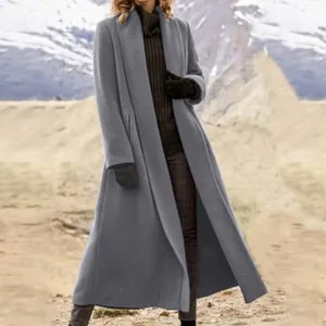 Elegante abrigo largo de lana para mujer en color gris azulado con paisaje de montaña