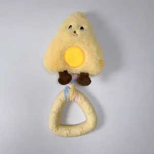 Dettaglio giocattolo di peluche per animali con squeaker e anello massaggiagengive