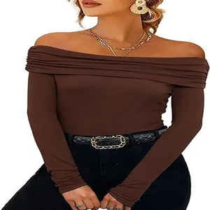 Dettaglio ravvicinato di un elegante top marrone con spalle scoperte e maniche lunghe donna