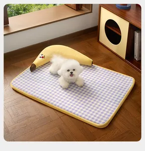 Gedetailleerd overzicht van een paars geruite huisdiermat met een bananenkussen