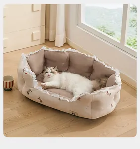 Gatto a pelo lungo riposa in un letto per animali con pizzo su pavimento in legno.