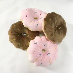 Niedliches Plüsch-Donut-Hundespielzeug in Pink und Braun mit bunten Stickereien