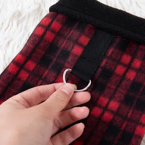 Gilet per animali in pile scozzese rosso con attacco guinzaglio ad anello a D in metallo