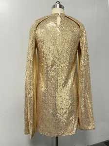 Gedetailleerd achteraanzicht van gouden lovertjesjurk met cape-mouwen op een mannequin