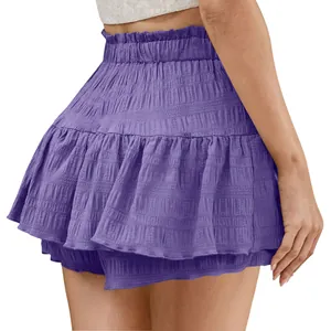 Vista dettagliata della gonna pantalone viola a balze da donna con tessuto testurizzato