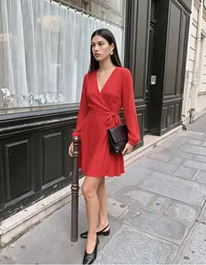 Mujer con elegante vestido cruzado rojo con cuello en V, manga larga y lazo en la cintura